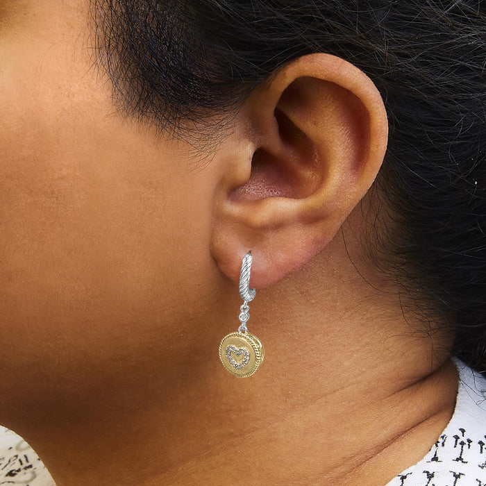 Aretes colgantes de medallón de corazón con diamantes de 1/8 ct. p.t. en plata de ley bañada en oro amarillo de 18K, foto 3