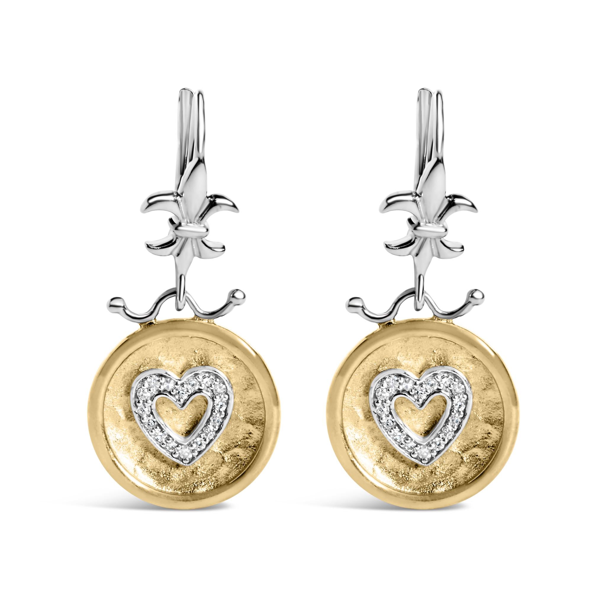Aretes colgantes de corazón martillado con diamantes de 1/8 ct. p.t. en plata de ley bañada en oro amarillo de 18K, foto 1