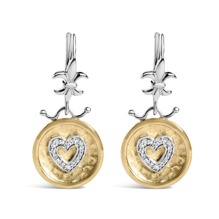 Aretes colgantes de corazón martillado con diamantes de 1/8 ct. p.t. en plata de ley bañada en oro amarillo de 18K, foto 1