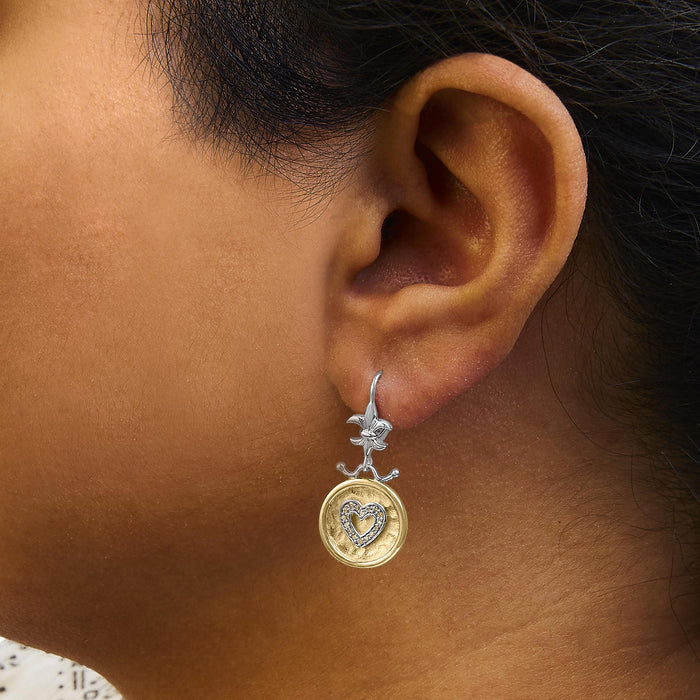 Aretes colgantes de corazón martillado con diamantes de 1/8 ct. p.t. en plata de ley bañada en oro amarillo de 18K, foto 3