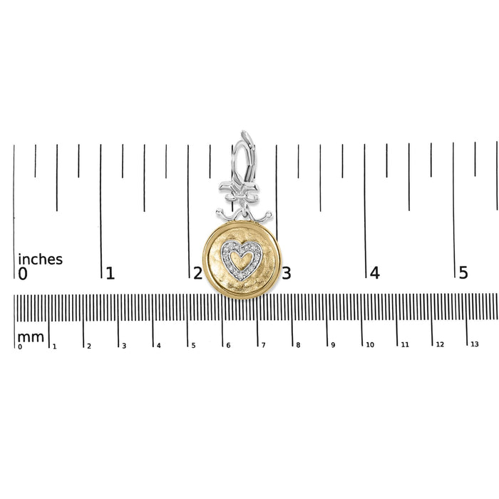 Aretes colgantes de corazón martillado con diamantes de 1/8 ct. p.t. en plata de ley bañada en oro amarillo de 18K, foto 5