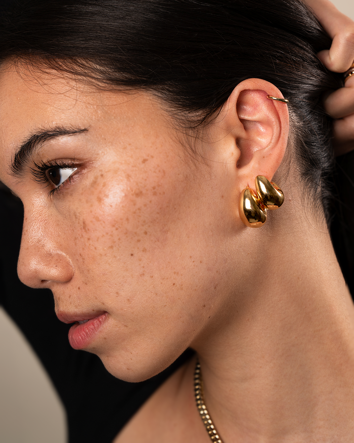 Aretes de aro huggie pequeños en oro de 14K, foto 9