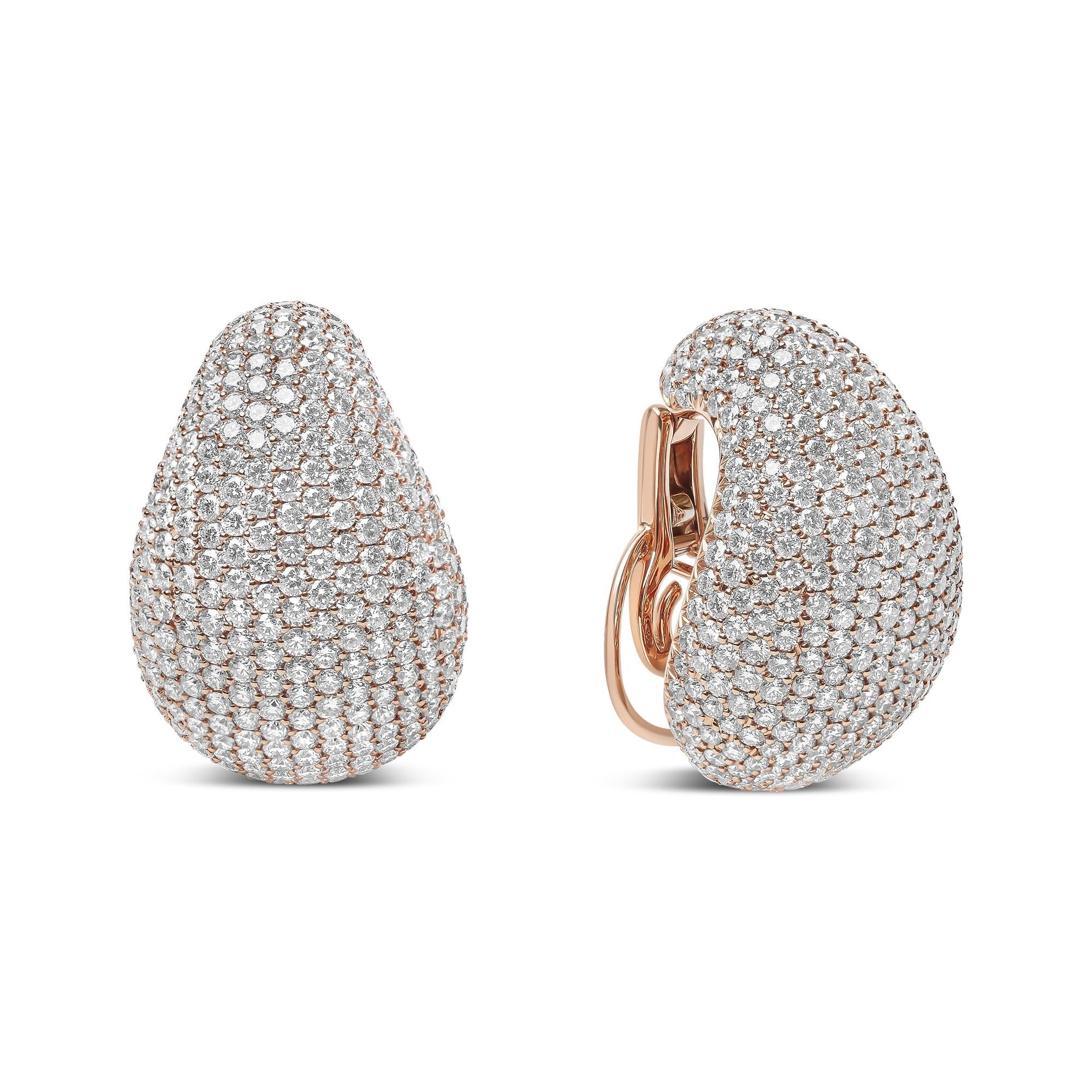 Aretes llamativos de diseño escultural con cierre omega y diamantes micropavé de 13 1/5 ct. p.t. en oro rosa de 18K, foto 1