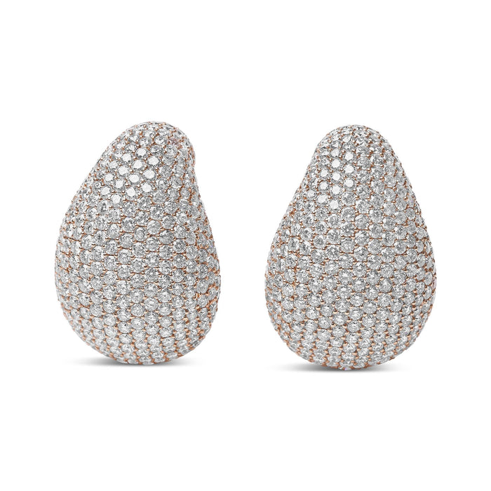 Aretes llamativos de diseño escultural con cierre omega y diamantes micropavé de 13 1/5 ct. p.t. en oro rosa de 18K, foto 4