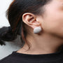 Aretes llamativos de diseño escultural con cierre omega y diamantes micropavé de 13 1/5 ct. p.t. en oro rosa de 18K, foto 3