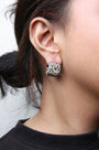 Aretes de aro Huggie cuadrados bañados en rodio negro con diamantes multicolor de 12 5/8 ct. p.t. en oro blanco de 18K, foto 3