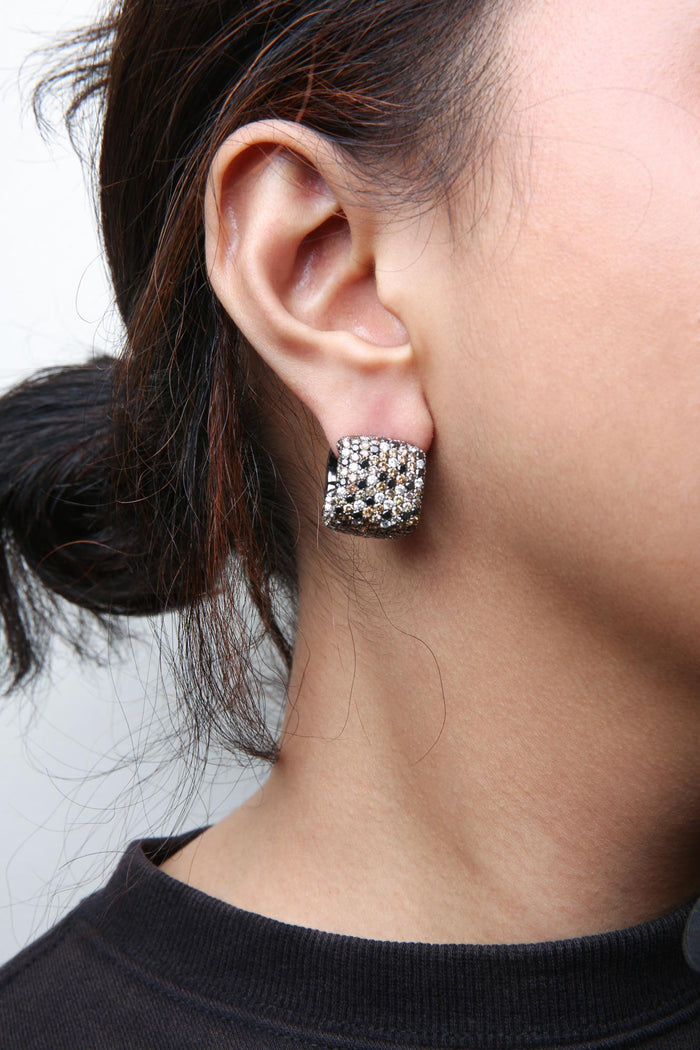 Aretes de aro Huggie cuadrados bañados en rodio negro con diamantes multicolor de 12 5/8 ct. p.t. en oro blanco de 18K, foto 3