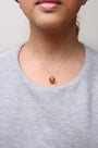 Collar con colgante de esfera y corazón de filigrana con diamantes negros y blancos de 3/8 ct. p.t. en oro rosa de 18K, foto 3
