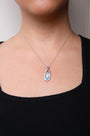 Collar con colgante de lágrima con diamantes de 3/8 ct. p.t., topacio azul cielo y zafiro azul en oro blanco de 18K, foto 3