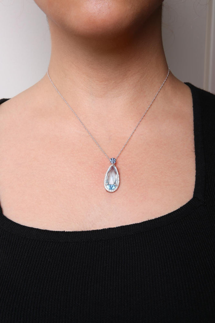 Collar con colgante de lágrima con diamantes de 3/8 ct. p.t., topacio azul cielo y zafiro azul en oro blanco de 18K, foto 3