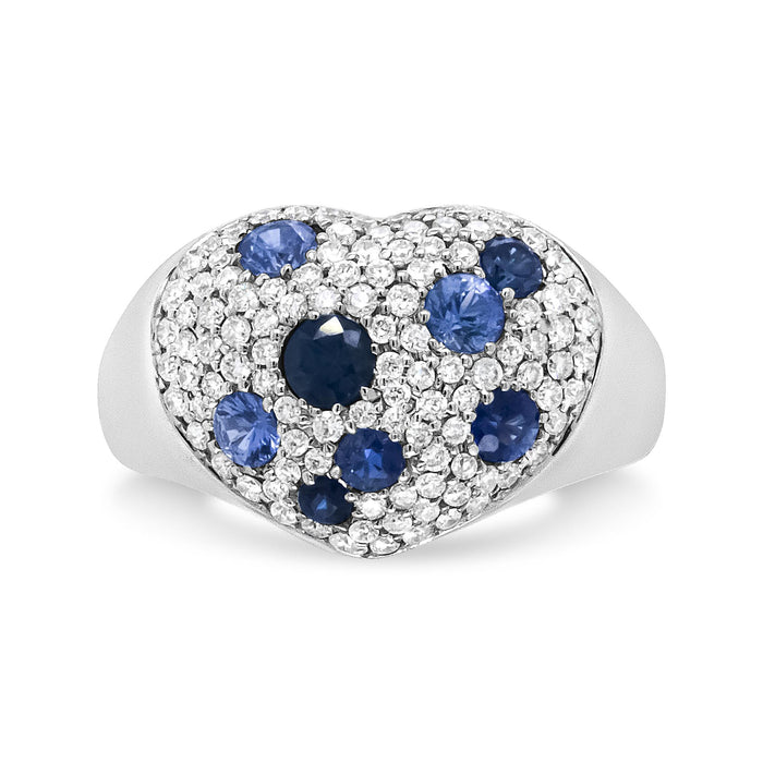 Anillo de racimo en forma de corazón con zafiro azul y diamantes de 5/8 ct. p.t. en oro blanco de 18K, foto 1