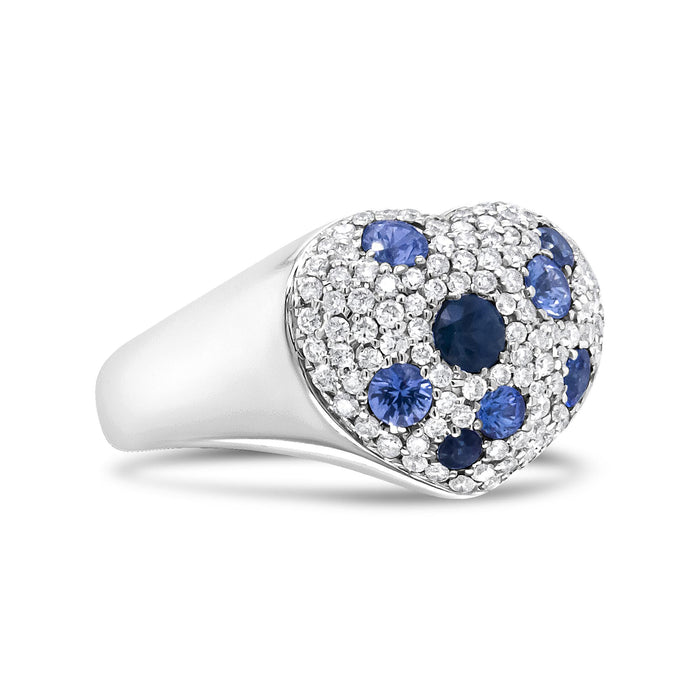 Anillo de racimo en forma de corazón con zafiro azul y diamantes de 5/8 ct. p.t. en oro blanco de 18K, foto 4