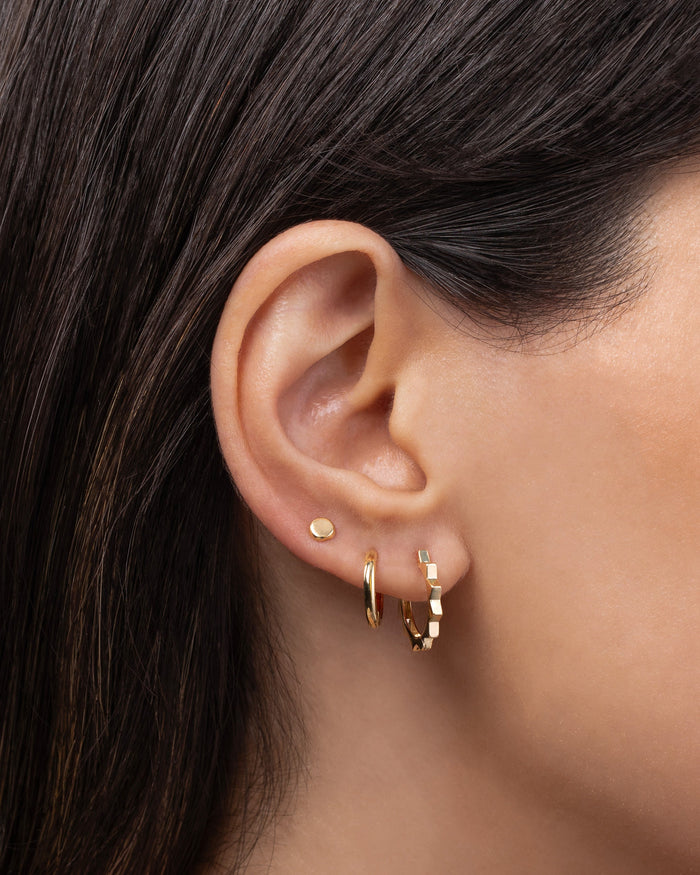 Aretes de aro huggie pequeños en oro de 14K, foto 8
