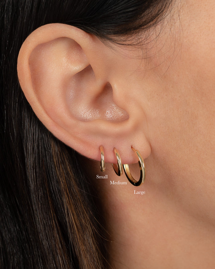 Aretes de aro huggie medianos en oro de 14K, foto 7